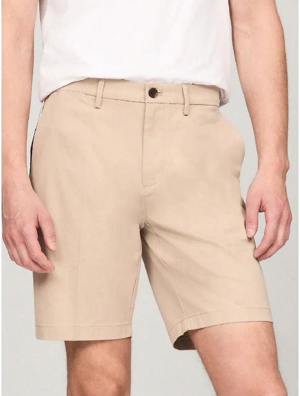 Men's pleated front twill shorts for a classic and sophisticated appearanceTommy Hilfiger Men's Signature Stripe 9" Short